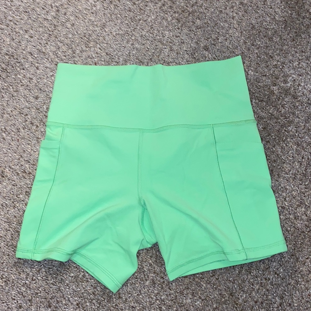 Athleta Salutation Stash Pocket II 5” Short (lime green)